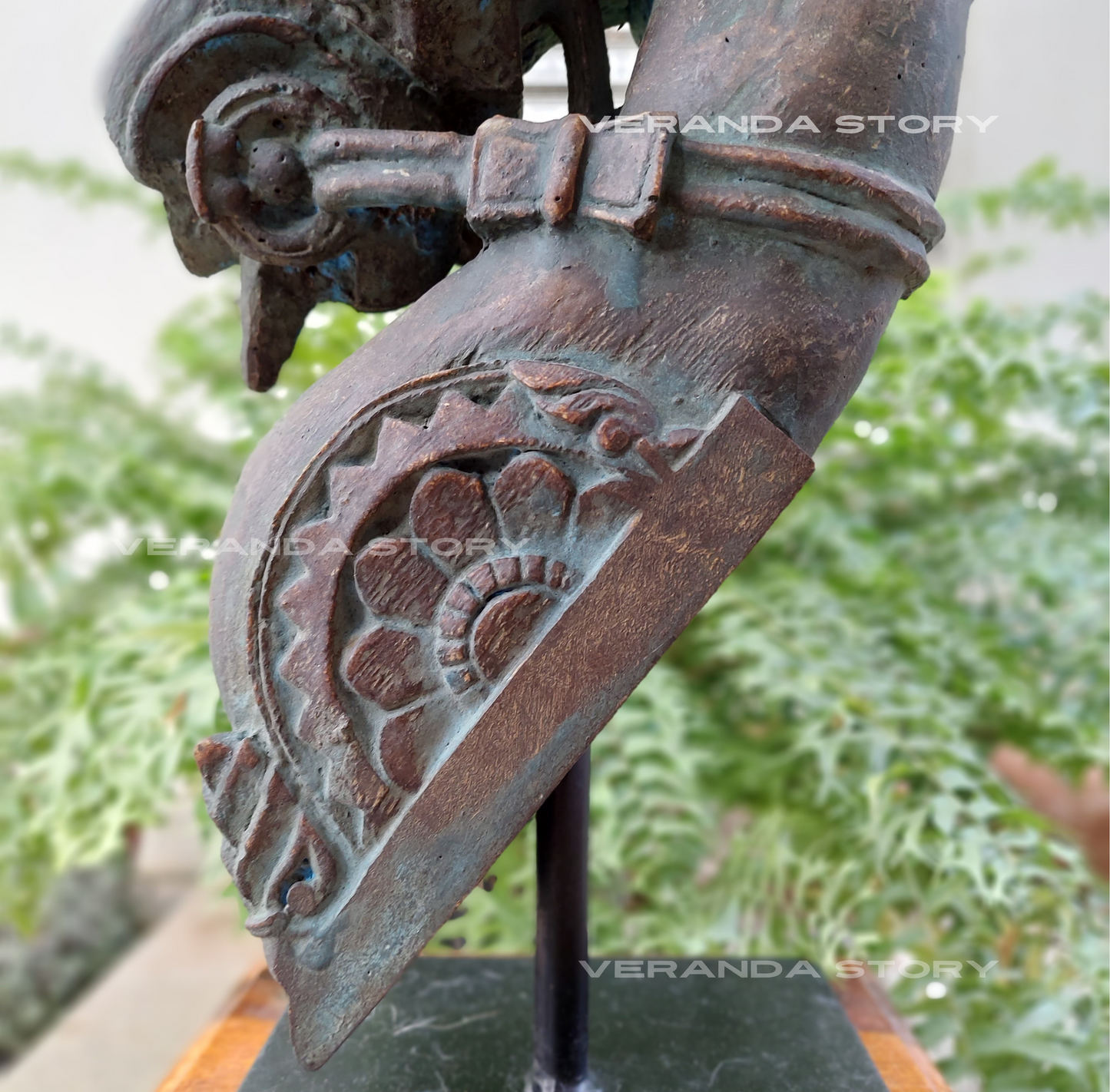 Distressed Wood Horse Tabletop 20 Inches